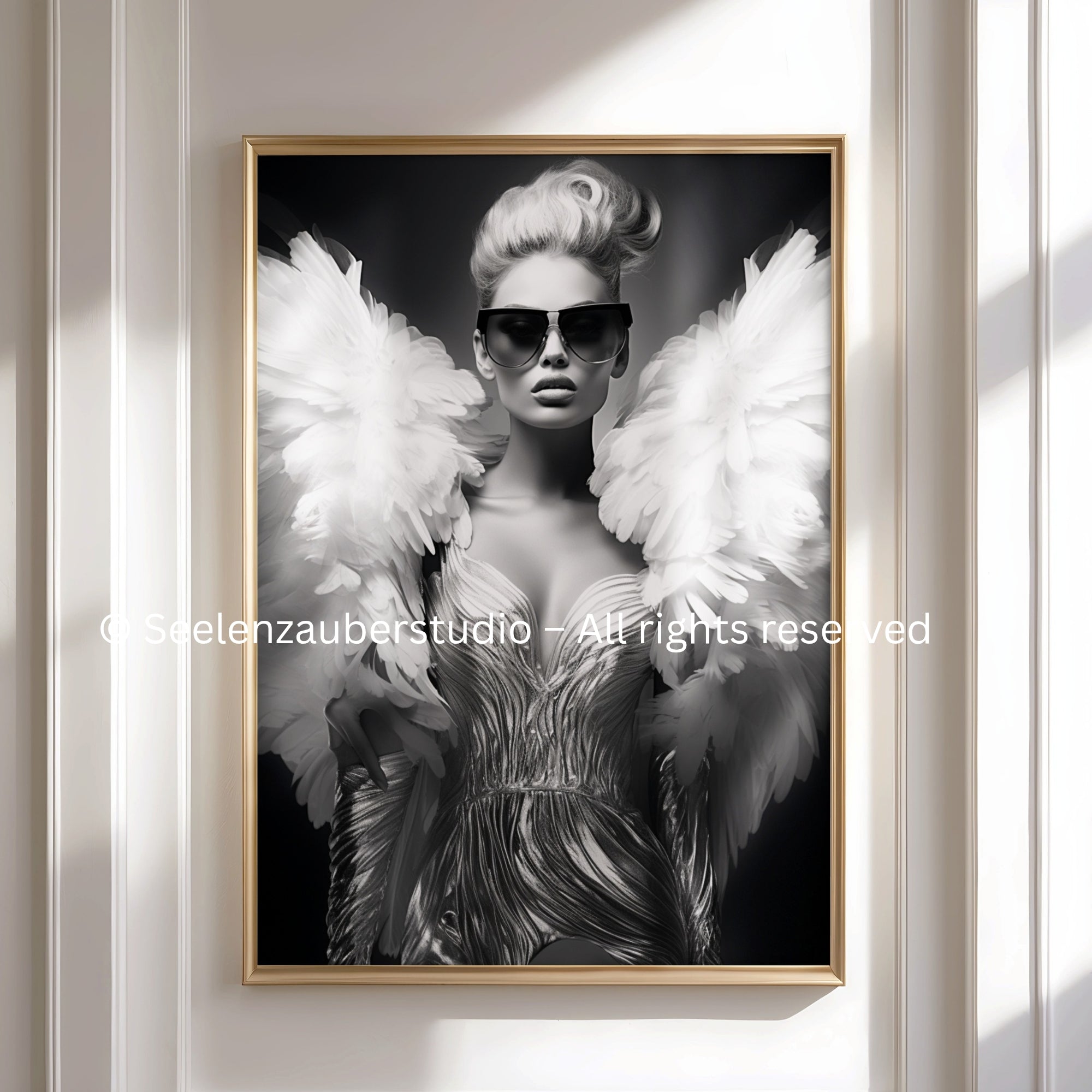 Schwarz Weiß Fashion Engel Poster – Moderner Glamour Engel, Stylisches Wandbild, Elegante Engelskunst